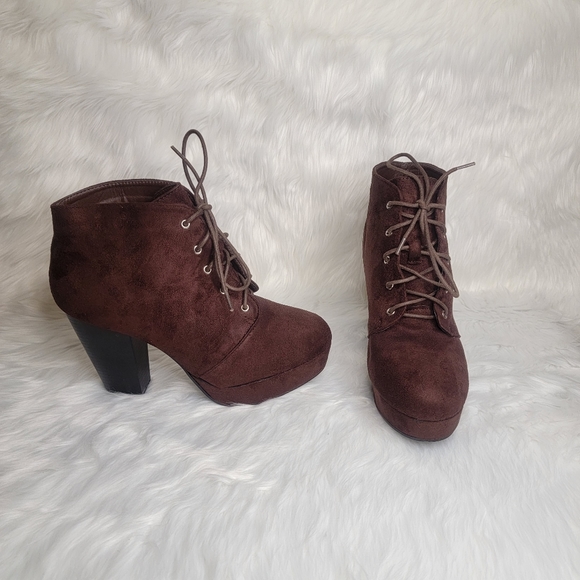 Suede ankle boots chunky high heel and laces. - Picture 4 of 12